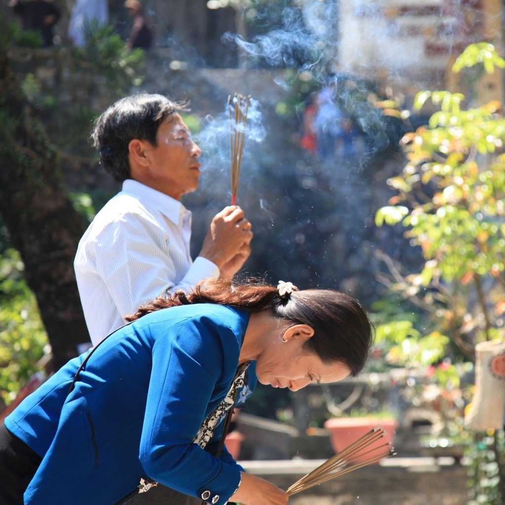 LGV181 2015-03-07 vietnam hoi an marble mountain buddhist prayer incense smoke small